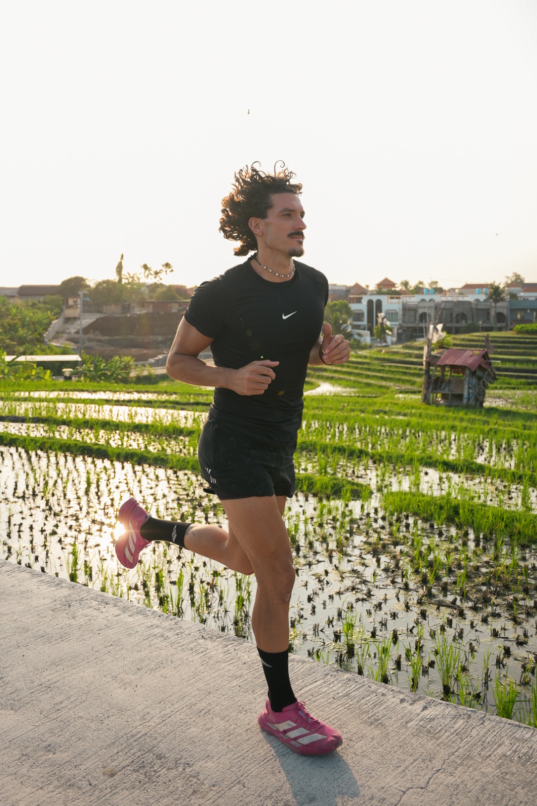 Miguel corriendo junto a las terrazas de arroz