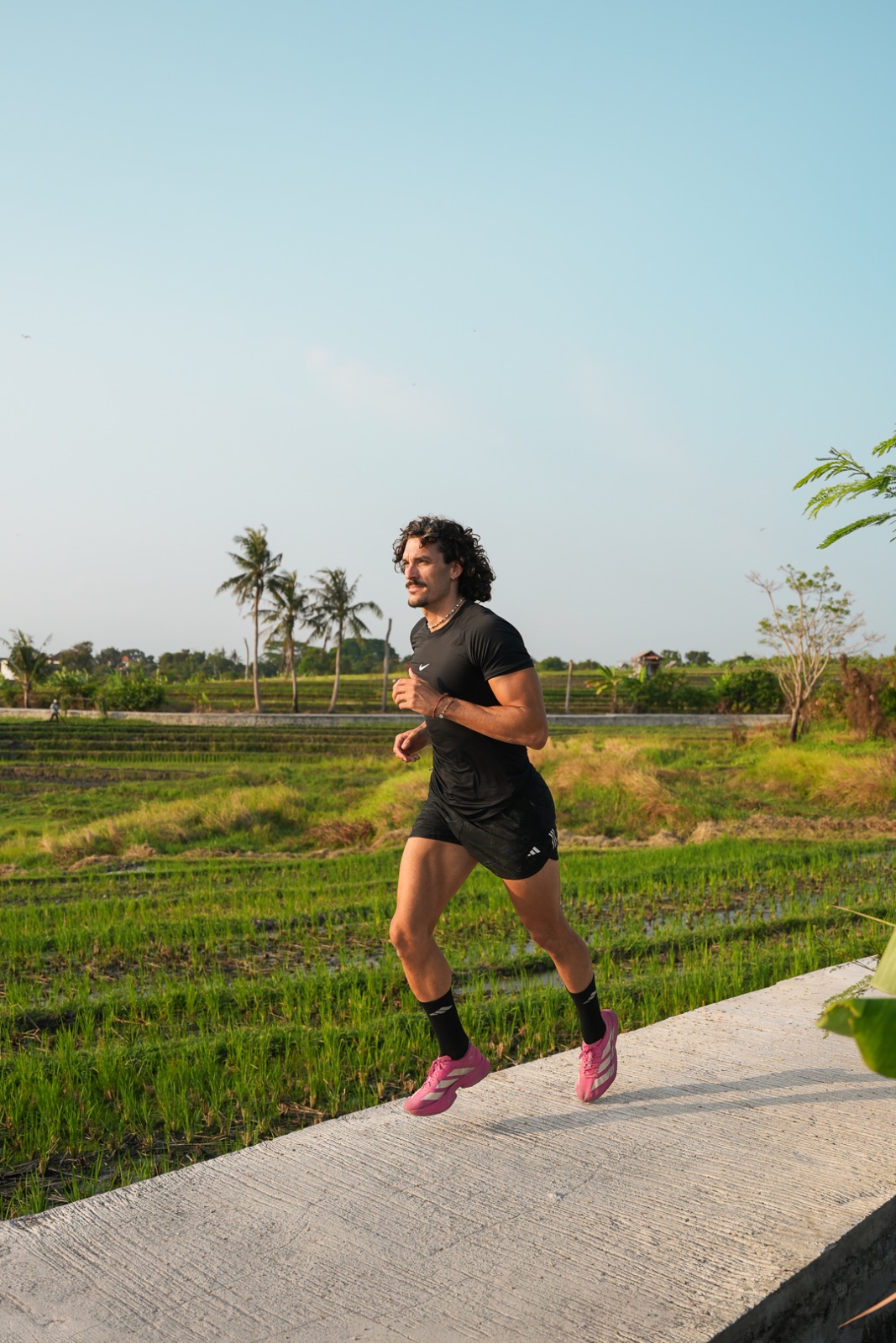 Miguel corriendo entre los arrozales de Bali al amanecer